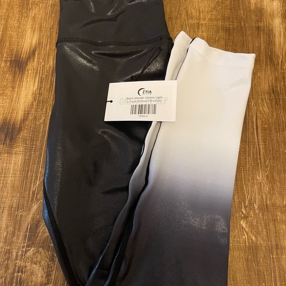 Black Metallic Ombré Light N Tight Leggings 7/8 Length size 4 NWT - Picture 2 of 2